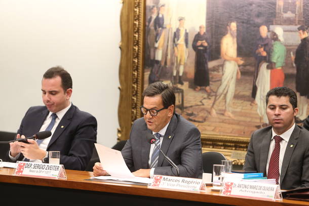 A CCJ vota sobre o relatório de Zveiter contra Temer