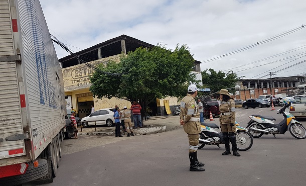 Poste cai em cima de carro por causa de carreta