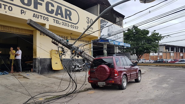 Poste cai em cima de carro por causa de carreta
