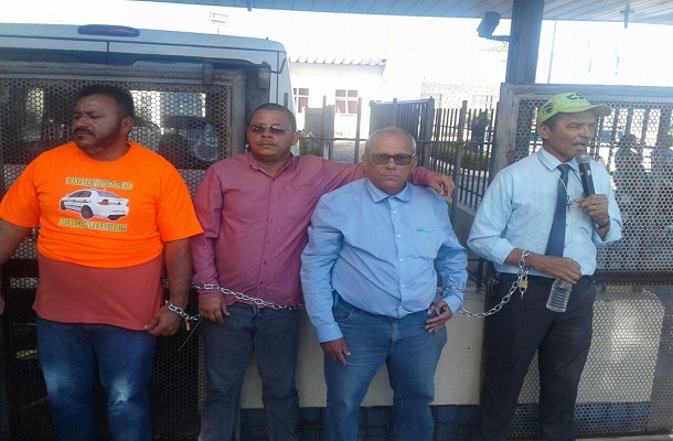 Prefeitura estranha manifestação de taxistas que se acorrentam na porta da prefeitura de Aracaju