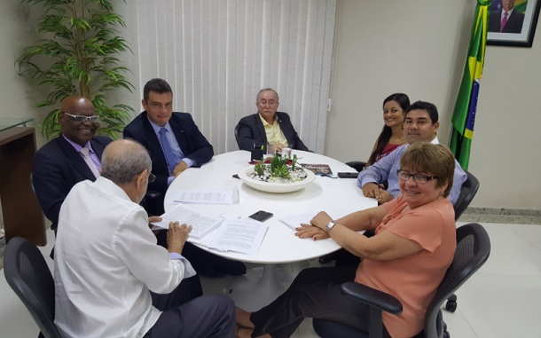 Emenda à Constituição Estadual por qualificação no serviço público é explicada ao presidente da ALESE Luciano Bispo