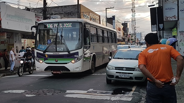 Bandidos assaltam ônibus coletivo no centro de Aracaju e idosa fica ferida