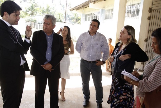 Técnicos do TCE visitam escola em Estância onde estudante foi baleado em Estância