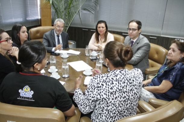 TCE debate dificuldades de pacientes no combate ao câncer