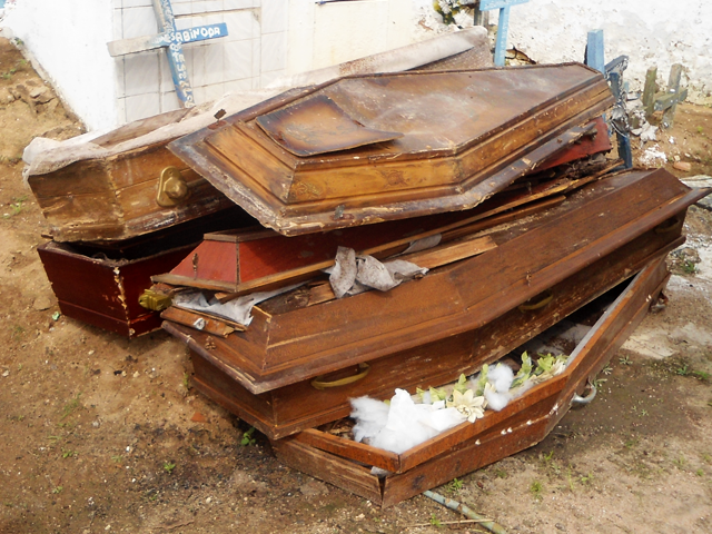 Cena macabra dentro de cemitério de Propriá
