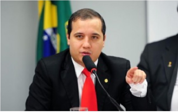 Valadares critica férias do governador, e diz que ele perdeu o senso de responsabilidade