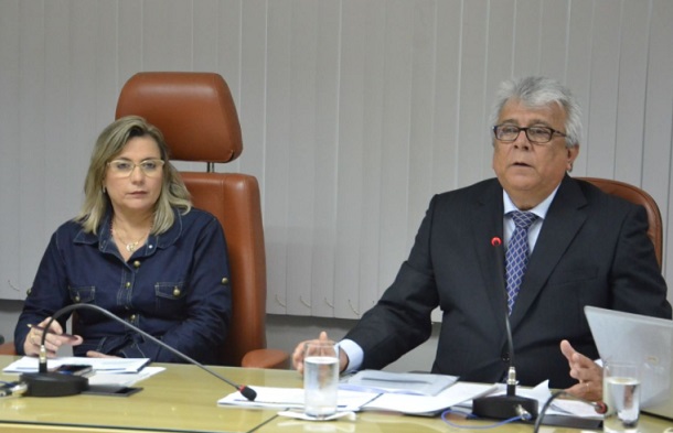 Secretário de saúde Almeida Lima presta contas aos deputados na ALESE