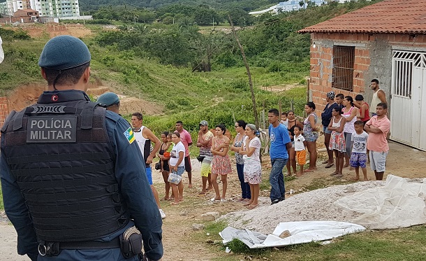 Um jovem é assassinado no Santo Antônio e outro morre no hospital após ser baleado
