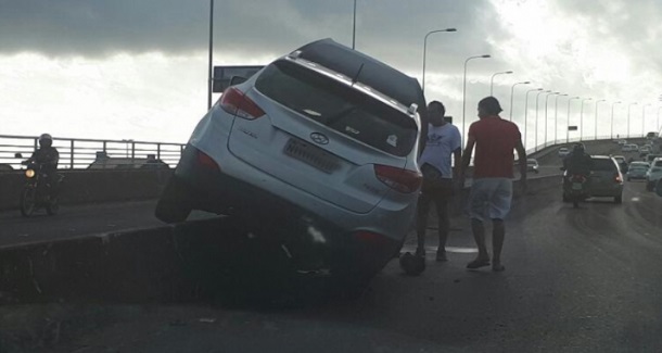 Carro fica suspenso na ponte Construtor João Alves em Aracaju