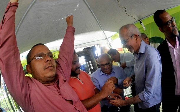 Prefeito de Aracaju desacorrenta taxistas e ato de protesto é encerrado