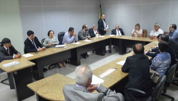 Comissão de Saúde da ALESE e secretário de Estado debatem situação da radioterapia com representantes da Clinradi