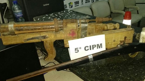 Arma de fabricação caseira é apreendida pela PM em Neópolis após fuga de marginais