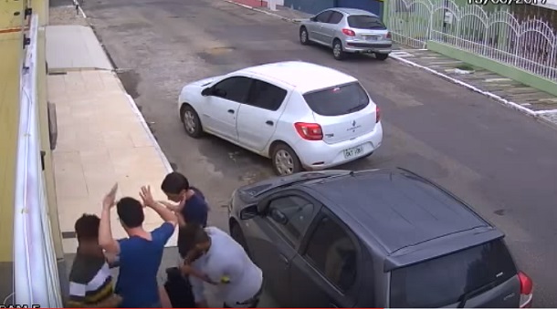 VEJA O VIDEO: Bandidos roubam carro em Aracaju após assalto no Salgado Filho