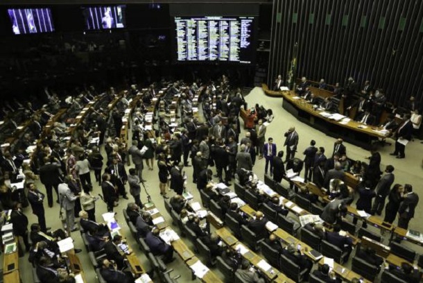 Câmara adia para próxima semana votação da PEC da reforma política