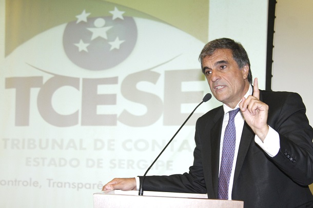 Ex-ministro diz que luta contra a corrupção deve respeitar democracia