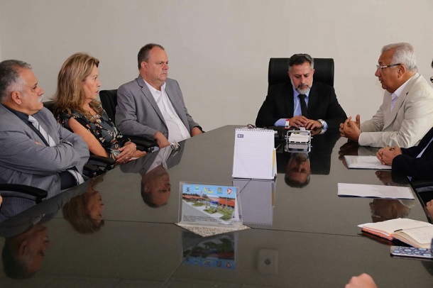 Governador vai ao Ministério Público discutir situação financeira do Estado