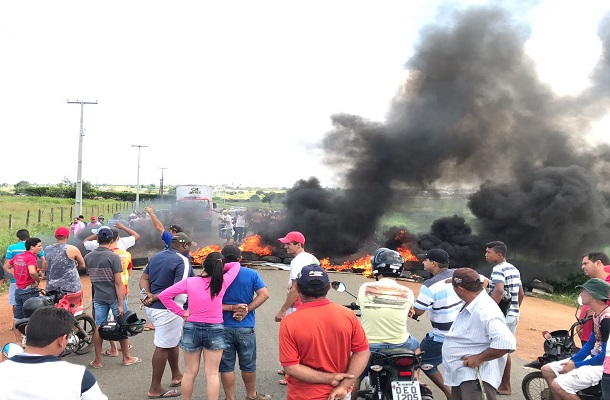 Marchantes bloqueiam rodovia devido interdição de matadouro em Itabaiana