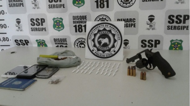 Polícia apreende adolescentes com arma e 40 cápsulas de cocaína
