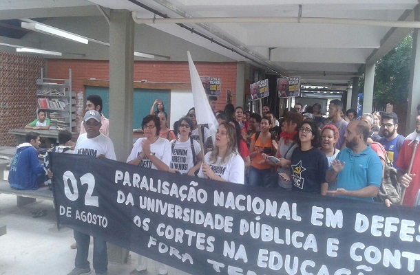 Servidores da UFS paralisam atividades em protesto ao corte de recursos