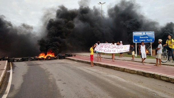 Moradores de Socorro bloqueiam avenida para cobrar obras de saneamento (com vídeo)