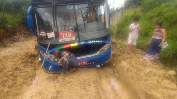 Passageiros e transporte coletivo ficam prejudicados com péssima estrada em Nossa Senhora do Socorro