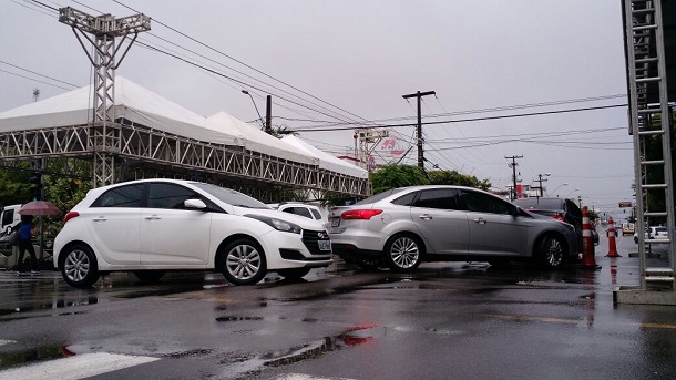 Vídeo-reportagem: Montagem do palanque para o 7 de setembro deixa trânsito confuso na Av. Barão de Maruim