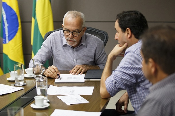 Empresários se reúnem com prefeito para discutir projeto que revoga aumento de 30% do IPTU