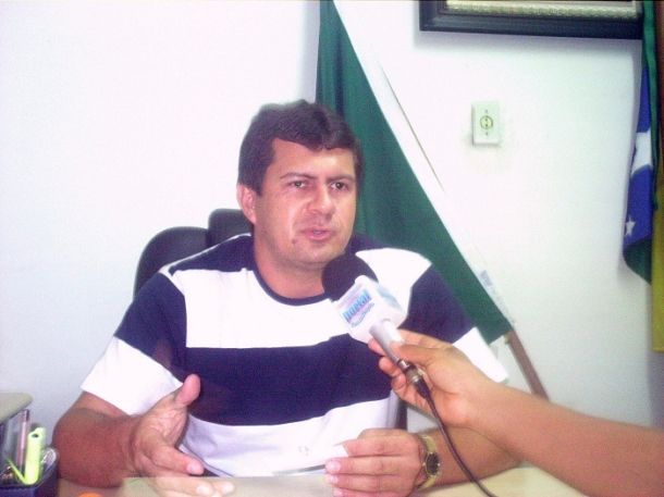 Prefeito de Feira Nova reduz seu salário, do vice e secretários em 20%