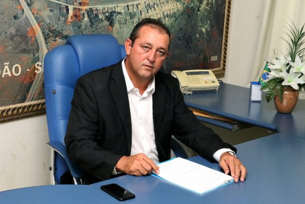 Prefeito de Cedro anuncia demissão de comissionados e redução de salários