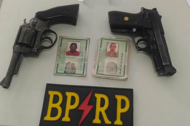 RP prende homens dentro de mangue em Aracaju realizando manutenção em pistola e revolver
