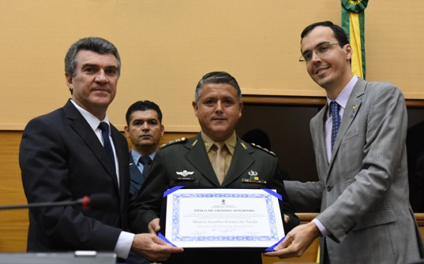 Comandante do 28º Batalhão de Caçadores recebe titulo de cidadão Cidadão Sergipano da ALESE
