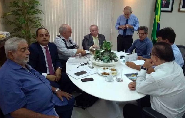 Produtores de camarão se reúnem com Luciano Bispo e Gilmar Carvalho para discutir o Projeto Lei nº 183