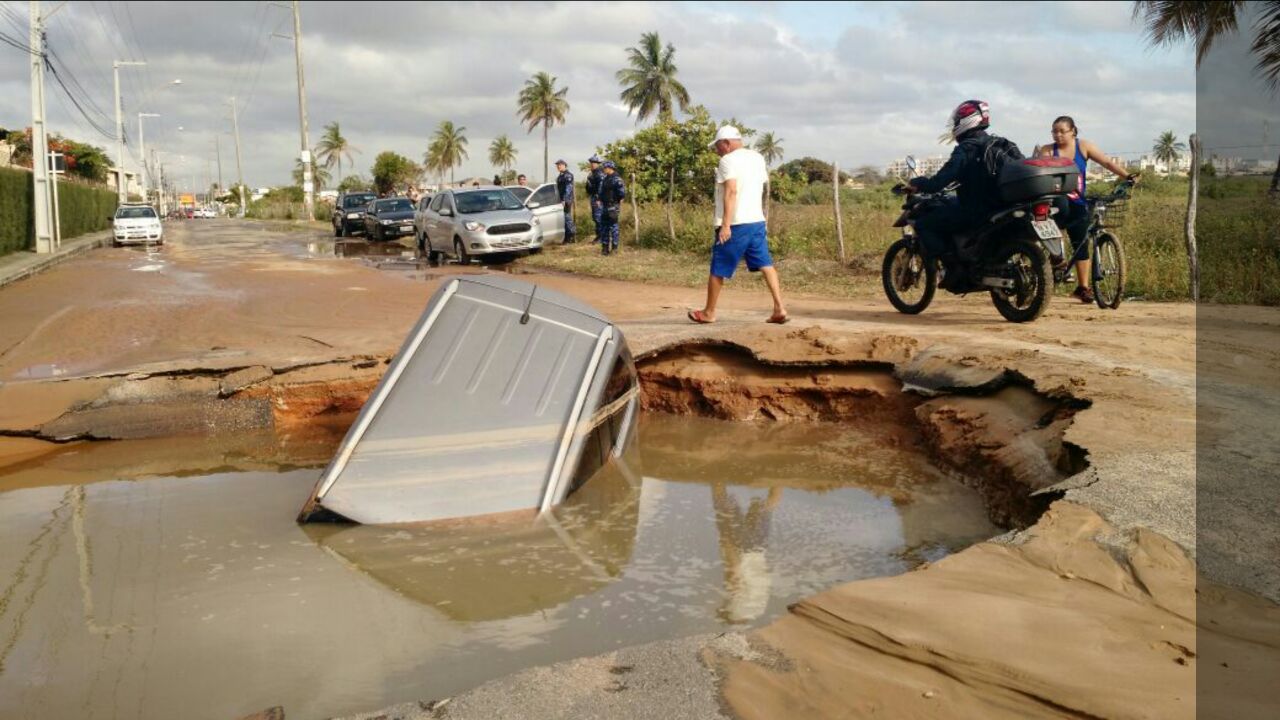 Carro é engolido por  buraco na Zona de Expansão de Aracaju