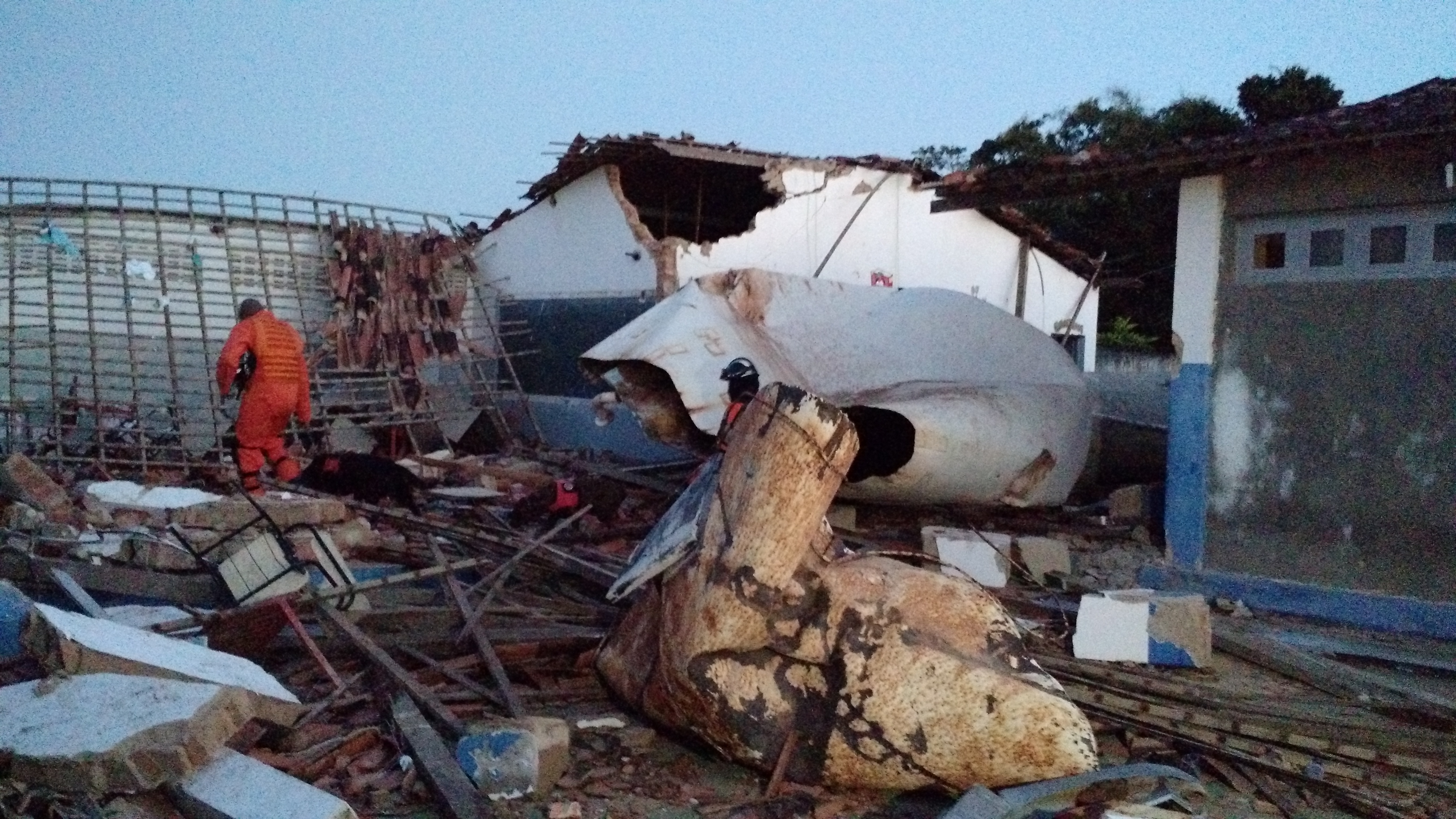 Queda de caixa d’água mata duas crianças em escola de Dores