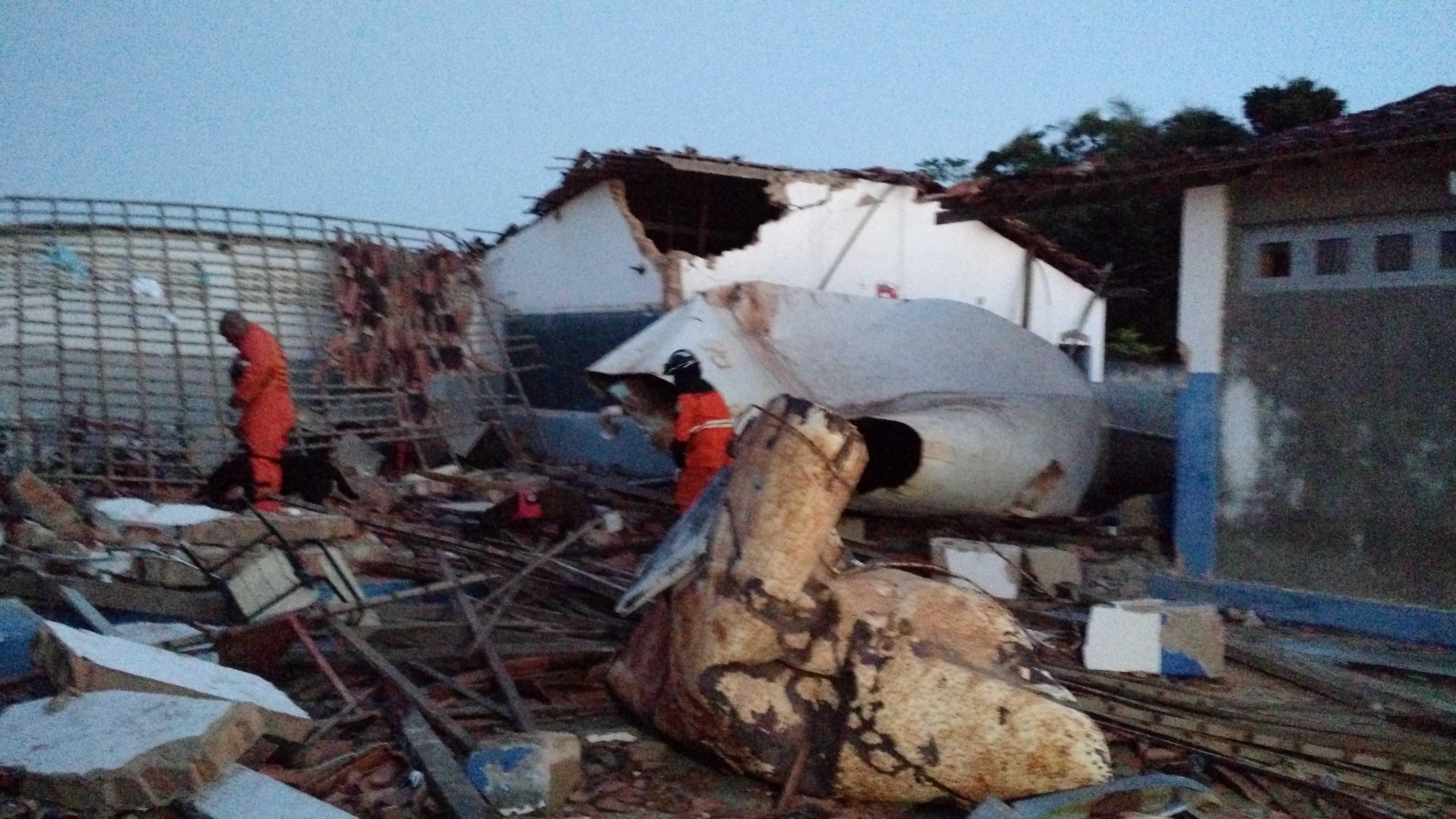 Queda de caixa d’água mata duas crianças em escola de Dores