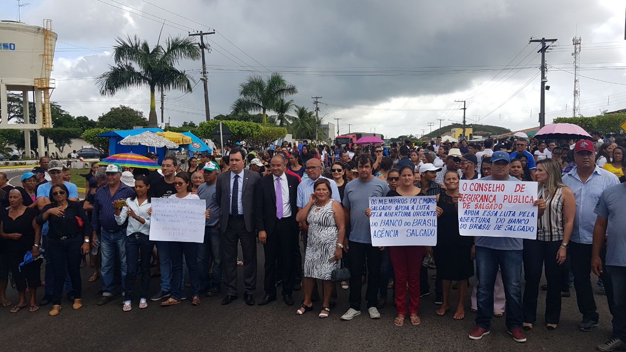 Moradores de Salgado realizam protesto para pedir retorno do Banco do Brasil