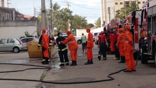 Corpo de Bombeiros de Sergipe evita propagação de incêndio em hotel na orla de Aracaju