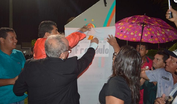 Praça da Matriz em Alagadiço é inaugurada com a presença do presidente da Alese