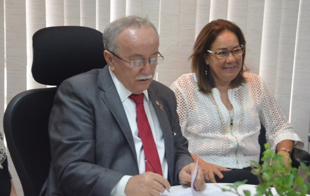 Presidente da ALESE assina contrato para realização de concurso público