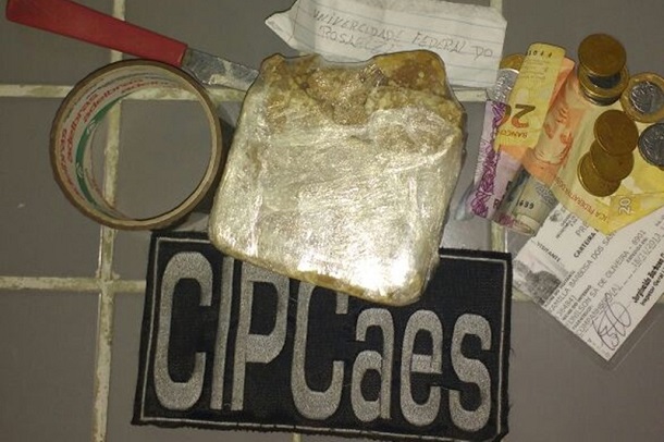 Policiais da CIPCães prende mulher com um tijolo de crack próximo ao terminal da UFS em São Cristovão