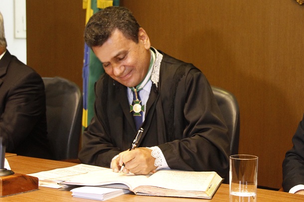 Ulices Andrade é empossado na presidência do TCE