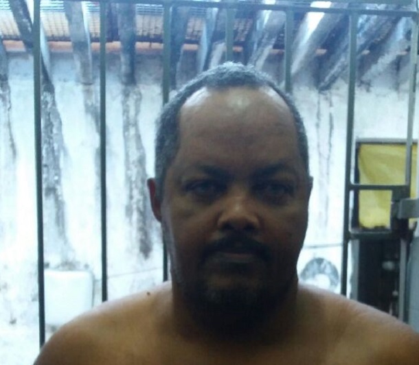 Homem que tentou matar a esposa com arma branca é preso no Augusto Franco.