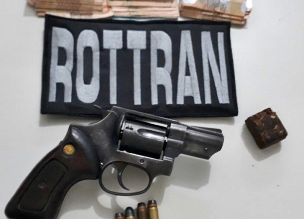 Dupla é presa porte ilegal de arma de fogo no Bairro 18 do Forte