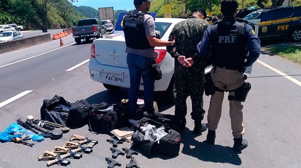 PRF e Polícia Civil apreendem fuzis e pistolas no Rio de Janeiro