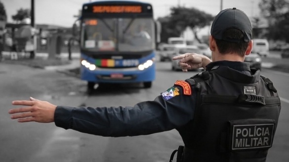 Homem tenta assaltar passageira de transporte público e é preso