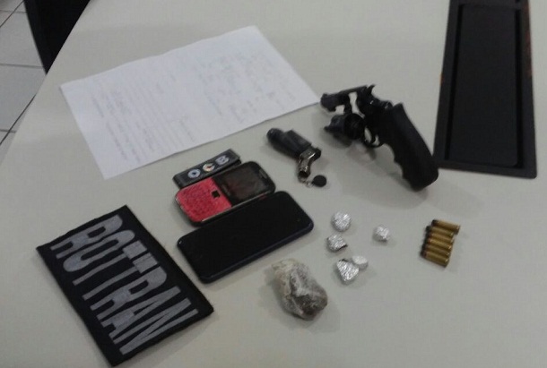 PM apreende arma de fogo após troca de tiros com suspeito de tráfico no bairro Ponto Novo