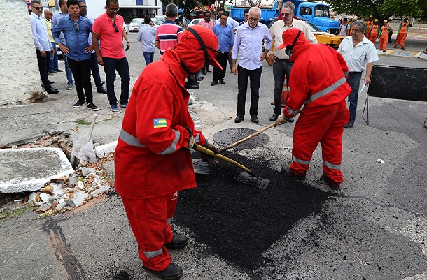 Mutirão de tapa-buraco e limpeza chega ao conjunto Augusto Franco