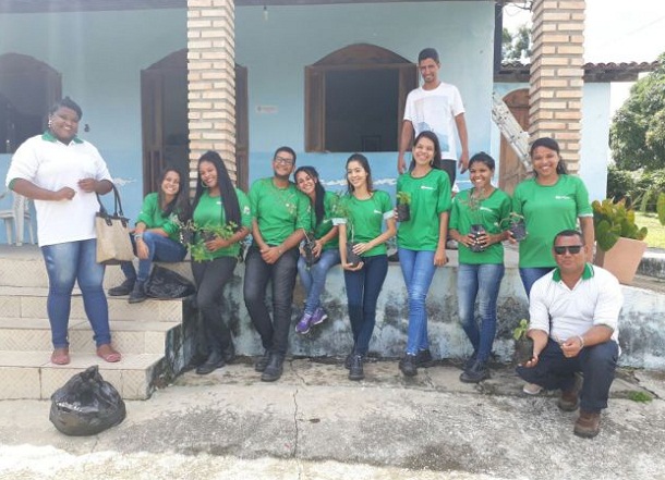 Jovens participam de manhã de capacitação sobre plantio de mudas medicinais