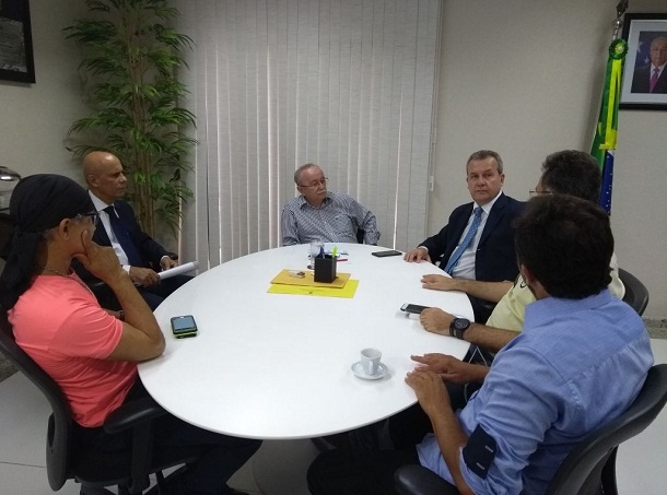 Cezário Siqueira entrega projeto que reajusta salários do TJ/SE para deputado Luciano Bispo