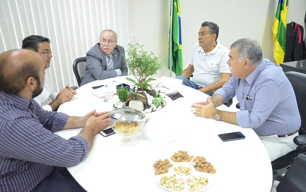 O presidente da Alese Luciano Bispo recebe representantes do CRO-SE